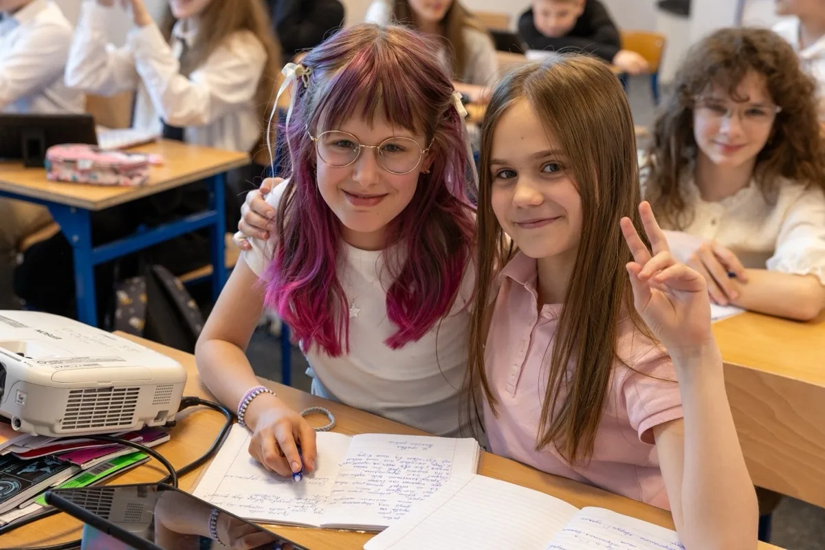 Тепла атмосфера української школи: усміхнені діти разом з учителем у світлому класі